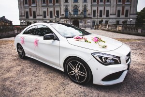 Różowa dekoracja Mercedesa