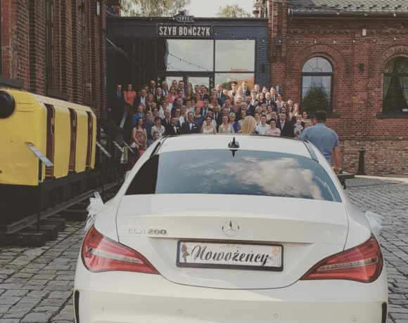 Mercedes przed salą weselną Szyb Bończyk