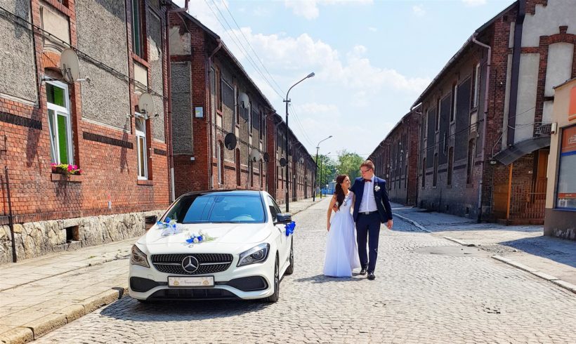 Szybki spacer nowych małżonków w towarzystwie Mercedesa