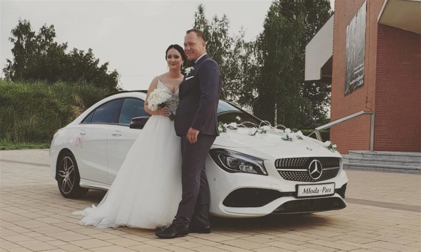 Nowożeńcy i samochód ślubny