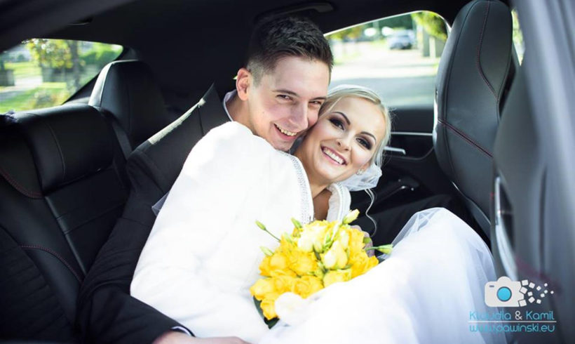 Szczęśliwi Nowożeńcy w samochodzie do ślubu