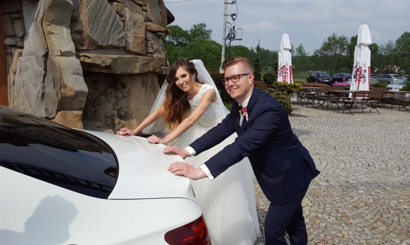 Młoda Para i auto na wesele
